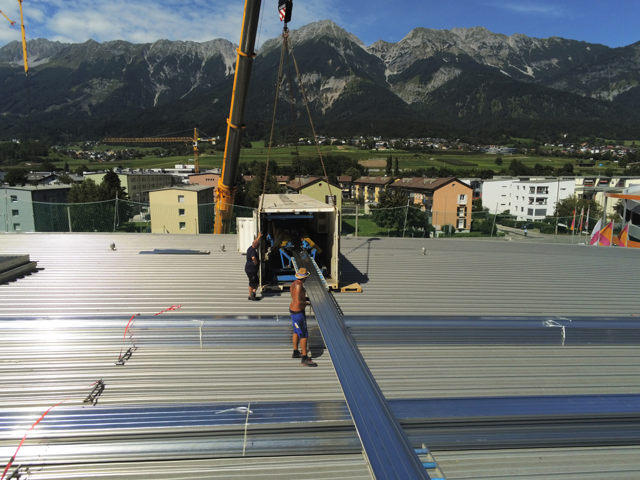 Hoffmann Großbaustelle in Innsbruck mit 6500 qm Dachsanierung und 45 m langen Profilbahnen